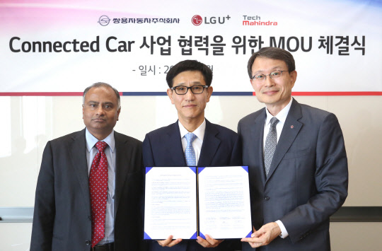 쌍용자동차는 지난 23일 커넥티드카 개발을 위해 테크마힌드라 및 LG유플러스와 양해각서(MOU)를 체결했다. 윤병도 쌍용차 제품개발본부장(왼쪽 두번째)과 강문석 LG유플러스 비즈니스솔루션(BS)본부장(세번째), L. 라비찬드란 테크 마힌드라 최고운영책임자가 MOU 체결식 후 기념촬영을 하고 있다.  쌍용자동차 제공